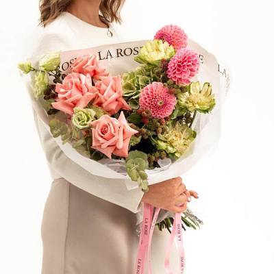 Букет с георгинами и розой вегги